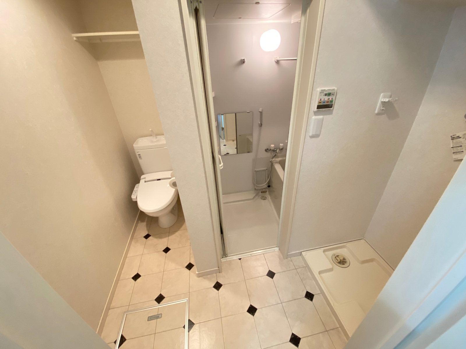 洗面室から見たトイレと浴室、洗濯機置き場