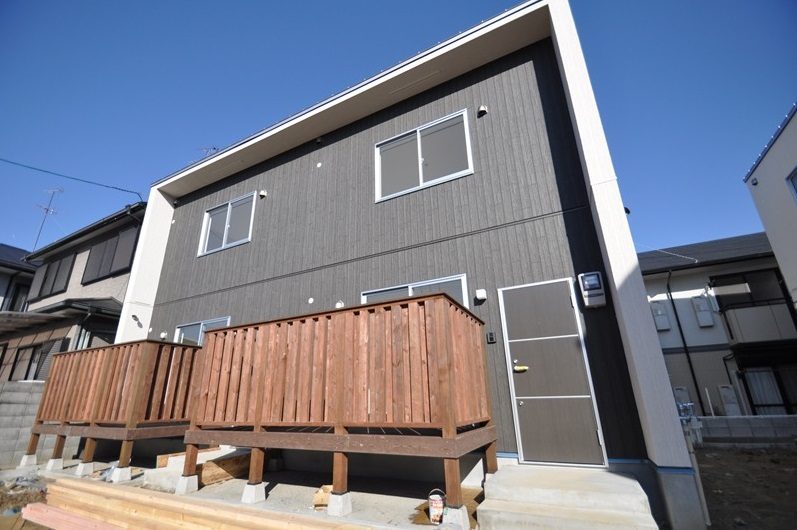 木製デッキのある2階建てメゾネットの外観