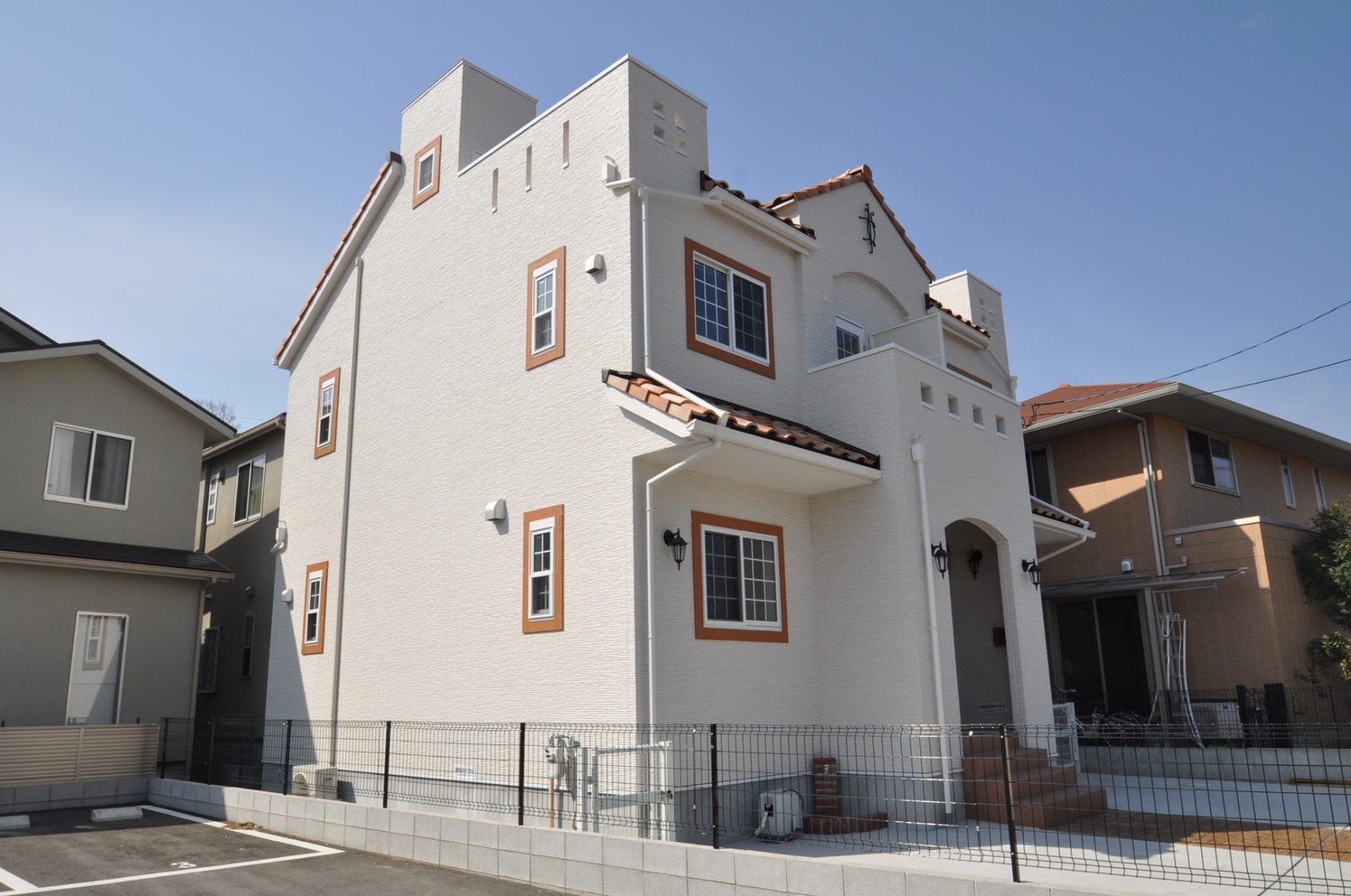 側面から見た2階建ての外観。縦長の窓が並ぶ