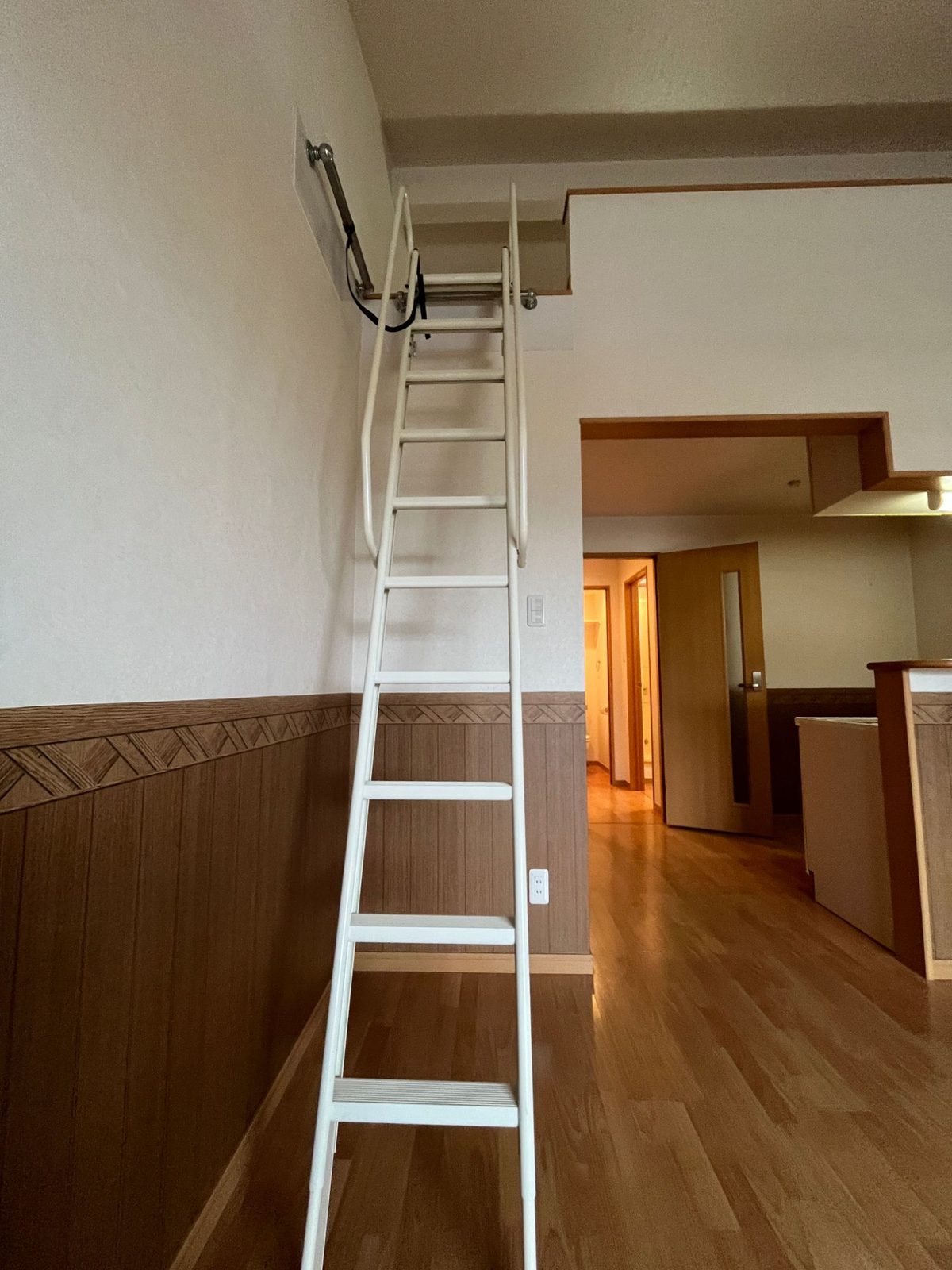 居室からロフトへ上がる白いはしご