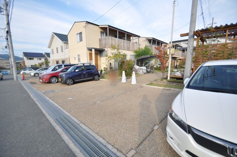 道路側から見た戸建住宅の並びと駐車スペース